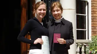 Deutscher Pass - Leah Sharp und Miriam Zimmerman