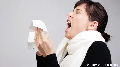 Gesundheit Erkältung Frau niest