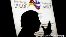 Nur als Schatten zu erkennen ist der hessische Ministerpräsident Roland Koch, der am Dienstag (26.06.2007) in Wiesbaden spricht. Junge Parlamentarier aus Deutschland und Russland trafen sich zur Vorbereitung auf den Petersburger Dialog, der im Oktober unter dem Motto Für eine gemeinsame Zukunft - eine neue Generation meldet sich zu Wort stattfinden soll. Foto: Frank May dpa/lhe +++(c) dpa - Report+++