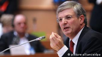 EU-Gesundheitskommissar Borg vor Mikrofon (Foto: picture-alliance/dpa)