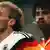 ARCHIV - Der Niederländer Frank Rijkaard (r) bespuckt Rudi Völler im WM-Achtelfinale 1990 in Mailand, nachdem es zuvor zwischen ihnen ein Foulspiel gegeben hat. Zum 40. Mal spielt Deutschland am 14.11.2012 gegen die Niederlande. Die Fußball-Duelle mit dem Nachbarland sind immer besonders brisant. Foto: Martina Hellmann/dpa (zu dpa Hintergrund «Triumphe, Dramen und eine Spuckattacke: Oranje-Duelle immer brisant» vom 13.11.2012) +++(c) dpa - Bildfunk+++