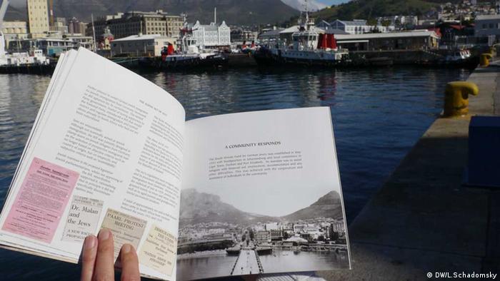 Miriam Kleineibst mit einem Buch im Hafen von Kapstadt (Foto: DW/Ludger Schadomsky)