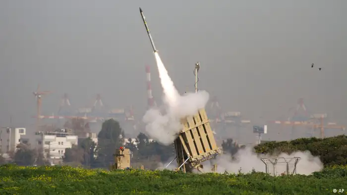 FILE - In this Sunday, March 11, 2012 file photo, a rocket is launched from the Israeli anti-missile system known as Iron Dome in order to intercept a rocket fired by Palestinian militants from the Gaza Strip in Ashdod, Israel. Last year Israel activated the Iron Dome, a first-of-its-kind system that intercepts rockets fired from short distances of up to 70 kilometers (50 miles) and has shot down dozens of rockets launched from the Gaza Strip, including several projectiles fired over the past week. (Foto:Ariel Schalit, file/AP/dapd)