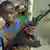 Ein zwöfjähriger Kindersoldat in der Stadt Bo in Sierra Leone präsentiert seine Kalaschnikow.