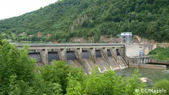 Der Staudamm des Zvorniker Stausee (Drina, Bosnien und Herzegowina/Serbien). Quelle: http://commons.wikimedia.org/wiki/File:Zvornik_Drina_Dam.JPG?uselang=de Lizens: http://creativecommons.org/licenses/by/3.0/deed.de +++CC/Mazbln+++ 21.07.2012