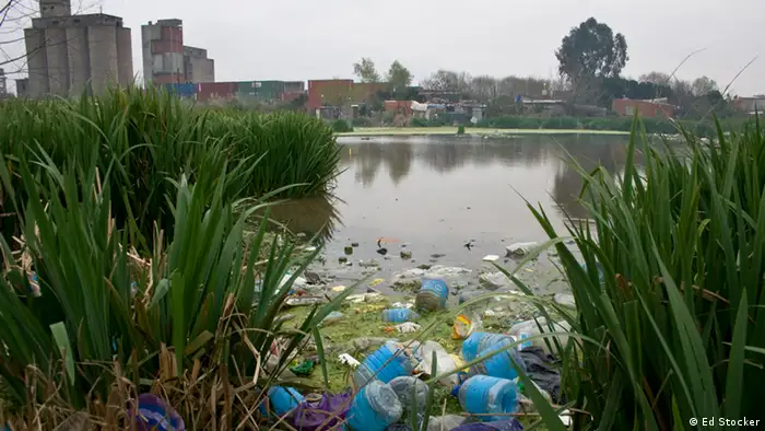 La cantidad de familias argentinas que Viven en asentamientos informales instalados a lo largo de la cuenca del río Reconquista aumentó un 53 por ciento en los últimos tres años. Crecieron los asentamientos y con ellos el nivel de contaminación, la basura y las enfermedades, destaca un informe de las organizaciones civiles Techo y ProyecAR publicado por el diario La Nación. (3.02.3017)