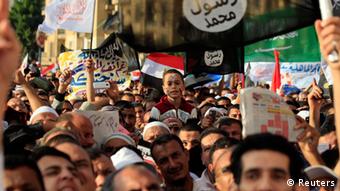 Demonstranten mit Fahnen und Plakaten (Foto: Reuters)
