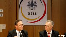 Nordrhein-Westfalen/ Bundesinnenminister Hans-Peter Friedrich (CSU, l.) und der Praesident des Bundeskriminalamts (BKA), Joerg Ziercke, am Donnerstag (15.11.12) im Gebaeude des Verfassungsschutzes in Koeln bei der Eroeffnung des neuen Gemeinsamen Extremismus- und Terrorismusabwehrzentrums (GETZ). Ungeachtet scharfer Kritik hat Friedrich am Donnerstag in Koeln das neue Abwehrzentrum eroeffnet. Es ist wichtig, dass wir dieses Zentrum jetzt anstossen, sagte Friedrich. Mehrere Laender werfen Friedrich einen ueberstuerzten Alleingang und ein fehlendes Konzept vor. Wir werden auf Augenhoehe, wie es zurecht gefordert wird, mit den Laendern dieses Zentrum weiterentwickeln, sagte der CSU-Politiker. (zu dapd-Text) Foto: Roberto Pfeil/dapd
