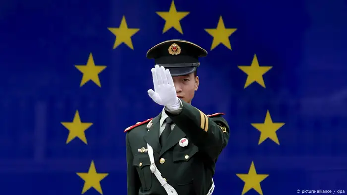 A Chinese paramilitary police officer reacts to having his photograph taken in front of the image of the European Union (EU) flag at the EU embassy in Beijing, China, 02 November 2007. EU officials are proposing increased anti-dumping measures following continued accusations that China is engaging in unfair trade practices, causing friction in bilateral relations. EU steel producers and textile manufacturers claim China hoards an enormous trade surplus while maintaining strict trade barriers. The EU is China's largest trading partner, ahead of the US and Japan, as Chinese exports to the EU increased nearly 21 percent year-on-year in 2006, according to the European Commission. EPA/MICHAEL REYNOLDS +++(c) dpa - Bildfunk+++
