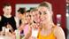 Sport Fitness Leute trinken Eiweißshakes Sport Fitness Leute trinken Eiweißshakes