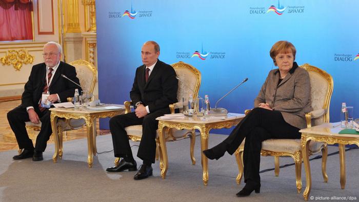 Merkel répond aux questions alors qu'elle est assise à côté de Poutine à Saint-Pétersbourg, 2012 (picture-alliance/dpa)