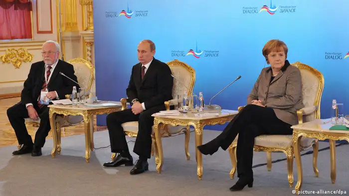 Merkel answers questions while sitting next to Putin in Sankt Petersburg, 2012 (picture-alliance/dpa)