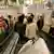 Эскалатор в одном из российских супермаркетов: люди едут за покупками