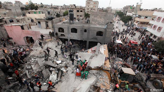 Palestinians search for victims under the rubble of the destroyed house of a Hamas official after an Israeli air strike in Jabalya in the northern Gaza Strip November 17, 2012. Israeli aircraft pounded Hamas government buildings in Gaza on Saturday, including the building housing the prime minister's office, after Israel's Cabinet authorised the mobilisation of up to 75,000 reservists, preparing the ground for a possible invasion into Gaza. REUTERS/Mohammed Salem (GAZA - Tags: CIVIL UNREST MILITARY POLITICS)