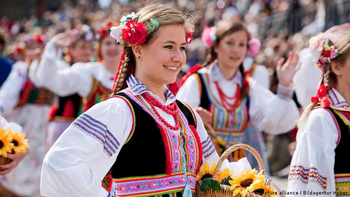 Frauen in polnischer Tracht bei einem Trachtenfest in Polen