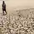 ACHTUNG SPERRFRIST!!!!!!! SPERRFRIST: 19.11.2012 um 01.01 Uhr - ARCHIV - Zwei Jungen laufen über von der Dürre aufgebrochene Erde im Dorf Gakong im Norden von Kenia am 10.09.2009.Die Weltbank warnt eindringlich vor den drastischen Folgen der Erderwärmung.   Foto: Stephen Morrison/dpa    (zu dpa « Weltbank warnt vor Erderwärmung von vier Grad» vom 18.11.2012) +++(c) dpa - Bildfunk+++