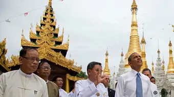 U.S. President Barack Obama, right, tours the Shwedagon Pagoda in Yangon, Myanmar, Monday, Nov. 19, 2012. In a historic trip to a long shunned land, Obama on Monday showered praise and promises of more U.S. help to Myanmar if the Asian nation keeps building its new democracy. (Foto:Carolyn Kaster/AP/dapd)