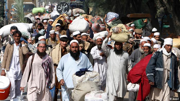 Pakistani Muslim devotees arrive in Raiwind, near Lahore, Pakistan, to attend an annual congregation (Photo: K.M. Chaudary/AP/dapd)