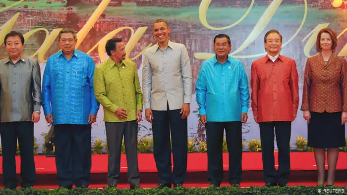 U.S. President Barack Obama (C) smiles as he poses for a photo with (L-R) Japan's Prime Minister Yoshihiko Noda, Indonesia's President Susilo Bambang Yudhoyono, Brunei's Sultan Hassanal Bolkiah, Cambodia's Prime Minister Hun Sen, China's Premier Wen Jiabao and Australian Prime Minister Julia Gillard before the gala dinner for head of states participating in the 21st ASEAN (Association of Southeast Asian Nations) and East Asia summits in Phnom Penh November 19, 2012. REUTERS/Damir Sagolj (CAMBODIA - Tags: POLITICS CIVIL UNREST)