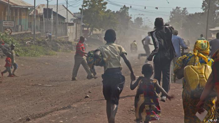 People flee as fighting erupts between the M23 rebels and Congolese army near the airport at Goma, Congo, Monday, Nov. 19, 2012. (Foto:Melanie Gouby/AP/dapd).