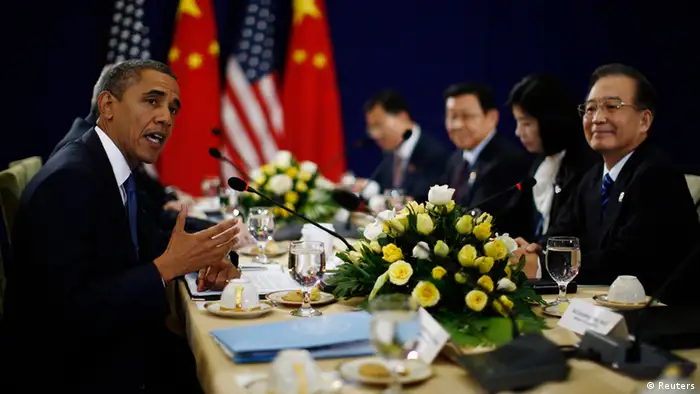 U.S. President Barack Obama (L) meets with Chinese Premier Wen Jiabao (R) at the East Asia Summit in Phnom Penh, November 20, 2012. REUTERS/Jason Reed (CAMBODIA - Tags: POLITICS)