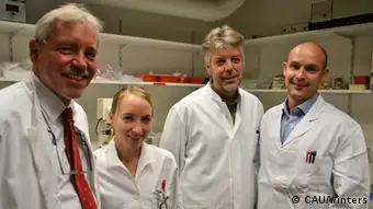 El profesor Thomas Bosch, director del equipo, con Anna Marei Böhm, Jörg Wittlieb , y el Dr. Konstantin Khalturin.