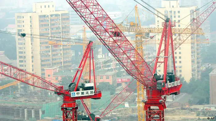 BU: In 50 Jahren erneuert sich eine Stadt um die Hälfte. --------- Cranes crowd Beijing's skyline as new constructions are underway in China Thursday Sept. 14, 2006. China's sizzling economy should grow 10 percent this year and next, propelled by surging exports, but the region could be hurt if its investment boom sours, the International Monetary Fund said Thursday. China's strong performance should help to drive growth in other Asian economies from South Korea to Indonesia, said the report, released in Singapore, where the IMF will be holding its annual meeting Sept. 19-20. There is the possibility of even faster-than-projected growth in China, the report said. But it warned of potential risks from an investment boom that the government is struggling to contain. (ddp images/AP Photo/Elizabeth Dalziel) +++ AP +++