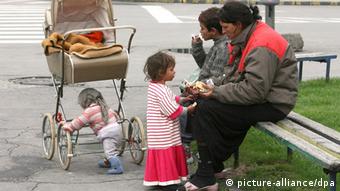 A Roma family enjoy their time in the center of Macedonian capitol Skopje on Tuesday 27 March,2007. The Roma population from the Western Balkans are calling upon the governments of their countries to put greater efforts into improvement of their living conditions, EPA/GEORGI LICOVSKI +++(c) dpa - Report+++