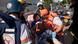 Israeli rescue workers and paramedics carry an injured woman from the site of a bombing in Tel Aviv, Israel, Wednesday, Nov. 21, 2012. A bomb ripped through an Israeli bus near the nation's military headquarters in Tel Aviv on Wednesday, wounding several people, Israeli officials said. The blast came amid a weeklong Israeli offensive against Palestinian militants in Gaza that has killed more than 130 Palestinians. (Foto:Oded Balilty/AP/dapd) Israeli rescue workers and paramedics carry an injured woman from the site of a bombing in Tel Aviv, Israel, Wednesday, Nov. 21, 2012. A bomb ripped through an Israeli bus near the nation's military headquarters in Tel Aviv on Wednesday, wounding several people, Israeli officials said. The blast came amid a weeklong Israeli offensive against Palestinian militants in Gaza that has killed more than 130 Palestinians. (Foto:Oded Balilty/AP/dapd)