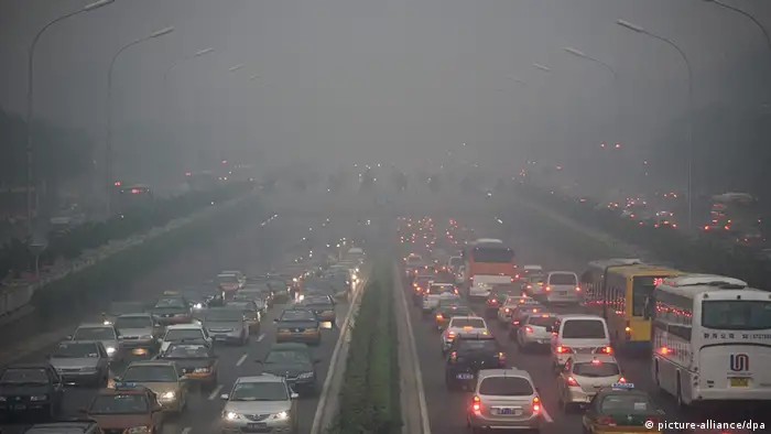 ARCHIV - Verkehrsstau in Peking bei Smog am 18.06.2009. Der weltweite CO2-Ausstoß ist im vergangenen Jahr auf Rekordniveau gestiegen. Das geht aus Berechnungen hervor, die das Internationale Wirtschaftsforum Regenerative Energien (IWR) am 13.11.2012 in Münster veröffentlicht hat. Das CO2-Ranking führte unverändert China mit 8,9 Milliarden Tonnen (2010: 8,3 Mrd.) an. EPA/DIEGO AZUBEL +++(c) dpa - Bildfunk+++ pixel Schlagworte .China , .Umweltverschmutzung , autos , .Luftverschmutzung , .Klima , stau