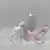 Moped-Fahrerin mit Atemmaske im Smog in chinesischer Stadt