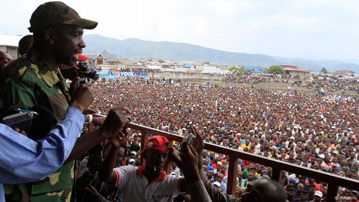 M23-Sprecher Vianney Kazarama spricht vor Menschenmenge in einem Stadion in Goma, 21. November 2012.