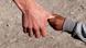 Ein armes Kind hält die Hand eines Entwicklungshelfers (Foto: RioPatuca Images) Ein armes Kind hält die Hand eines Entwicklungshelfers (Foto: RioPatuca Images)