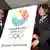 Japanische Olympiafunktionäre und das Logo "Discover Tomorrow" für die Olympia-Bewerbung 2020 (Foto Getty Images)