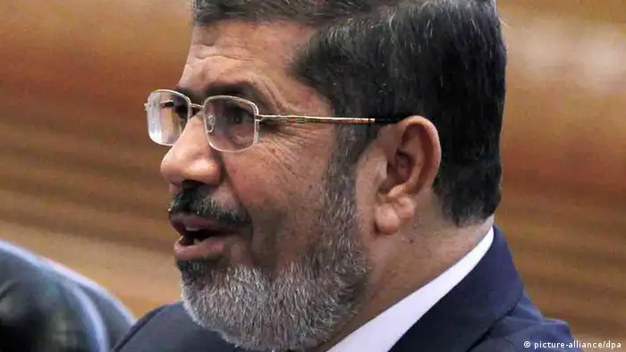 ARCHIV - Der ägyptische Präsident Mohammed Mursi spricht am 28.08.2012 in Peking (China).Er ist erst 60 Tage im Amt. Doch an den Säulen, auf denen die ägyptische Außenpolitik in den letzten drei Jahrzehnten stand, hat Präsident Mohammed Mursi schon kräftig gerüttelt. Foto: EPA/HOW HWEE YOUNG / POOL POOL (zu dpa «Ägyptens neue Außenpolitik: Tauwetter in Teheran, Abstand zu Israel» vom 29.08.2012) +++(c) dpa - Bildfunk+++