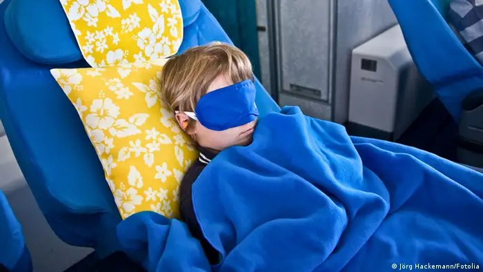 Flugbegleiter Kind schlafen Schlafmaske (Jörg Hackemann/Fotolia)