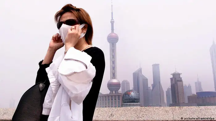 ARCHIV - Eine Touristin rückt am 05.05.2003 in Shanghai ihre Gesichtsmaske zurecht, die sie zum Schutz gegen Sars angelegt hat. Weltweit starben vor zehn Jahren etwa 800 Menschen an der Atemwegsseuche Sars. EPA/STR (zu dpa-Themenpaket 10 Jahre Sars) +++(c) dpa - Bildfunk+++