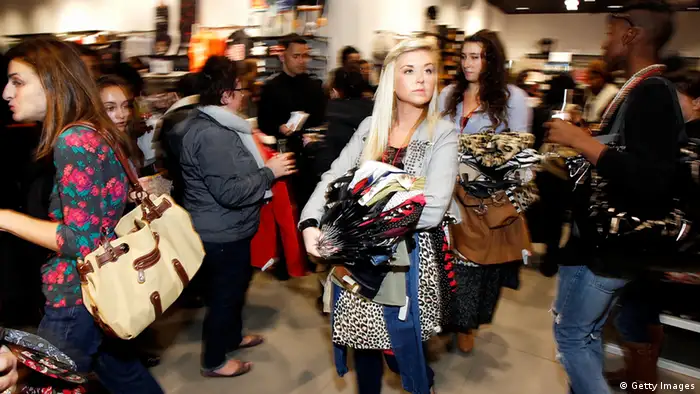 Shopping Konsum Frauen Mädchen Einkaufen Billig Symbolbild