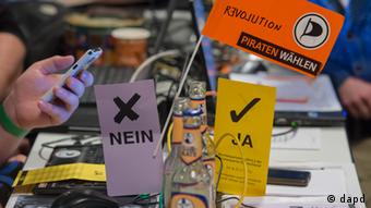 Stimmzettel bei einem Parteitag der NRW-Piraten (Foto: dapd)