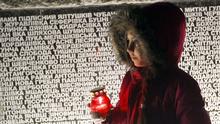 ARCHIV - A young Ukrainian girl carries a candle in front of a wall with names of extinct villages as a result of the famine during the mourning ceremony at the Holodomor monument in Kiev, Ukraine, 26 November 2011. Ukrainians marked a day of memory for the victims of the Holodomor. The Holodomor was the famine of 1932-1933 in the Ukrainian SSR during which millions of people starved to death. EPA/SERGEY DOLZHENKO +++(c) dpa - Bildfunk+++