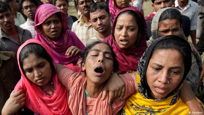 Relatives mourn the death of a garment worker after a devastating fire in a garment factory in Savar November 25, 2012. A fire swept through Tazreen Fashion factory in the Ashulia industrial belt of Dhaka, on the outskirts of Bangladesh's capital killing more than 100 people, the fire brigade said on Sunday, in the country's worst ever factory blaze. REUTERS/Andrew Biraj (BANGLADESH - Tags: DISASTER BUSINESS EMPLOYMENT TPX IMAGES OF THE DAY)