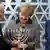 Merkel bekommt von Zentralrats-Präsident Graumann einen Chanukka-Leuchter überreicht (Foto: dpa)