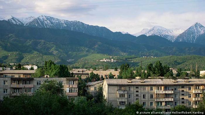 Apartment-Blocks in Almaty, im Hintergrund die Kungey-Ala-Too Berge Kasachstans (Foto: picture alliance/Gavin Hellier/Robert Harding)