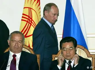 乌兹别克斯坦总统卡里莫夫、俄罗斯总统普京和中国国家主席胡锦涛（图左至右）在阿斯塔纳会议上