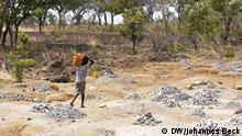 Kinder arbeiten in einem Steinbruch an der Nationalstraße EN 102 in der Nähe der Stadt Guro (Provinz Manica, Zentralmosambik). Sie zerkleinern die Steine und transportieren sie zum Verkaufsort neben der Straße. *** Ort: Region Guro, Provinz Manica, Mosambik Fotograf: Johannes Beck Datum: 11. November 2012