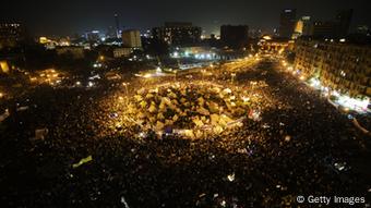 Der erleuchtete Tahrirplatz mit Protestlern gefüllt (Photo credit GIANLUIGI GUERCIA/AFP/Getty Images)