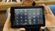 Indian student Sandhaya Nanjani poses with the "Akash" 46 USD (34 euros) computer tablet after its launch in New Delhi, India (Foto: PRAKASH SINGH/AFP/Getty Images) Indian student Sandhaya Nanjani poses with the "Akash" 46 USD (34 euros) computer tablet after its launch in New Delhi, India (Foto: PRAKASH SINGH/AFP/Getty Images)