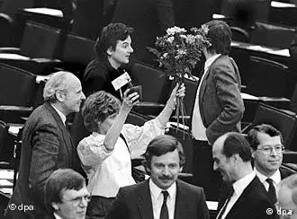 Glücklich über den Einzug in den Bundestag winkt die Abgeordnete der Grünen, Petra Kelly, ihren Anhängern auf der Zuschauertribüne zu, aufgenommen am 29.03.1983 bei der Konstituierenden Sitzung des Bundestages in Bonn