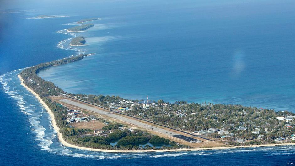 Tuvalu, glavni grad Funafuti koji se nalazi na uskom prstenu od tla - levo i tamnije na slici je Tihi okean, a desno je laguna