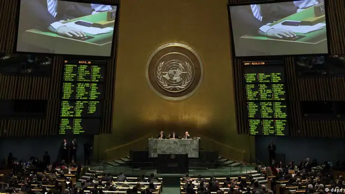 A television screen shows voting in the United Nations General Assembly, Thursday, Nov. 29, 2012. The United Nations voted overwhelmingly Thursday to recognize a Palestinian state, a long-sought victory for the Palestinians but an embarrassing diplomatic defeat for the United States. (Foto:Richard Drew/AP/dapd // eingestellt von se